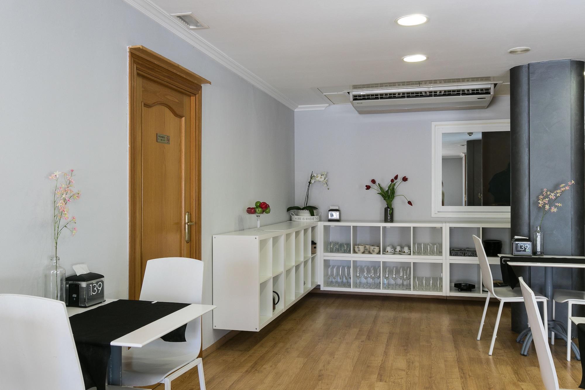Hotel 139 Castelldefels Buitenkant foto