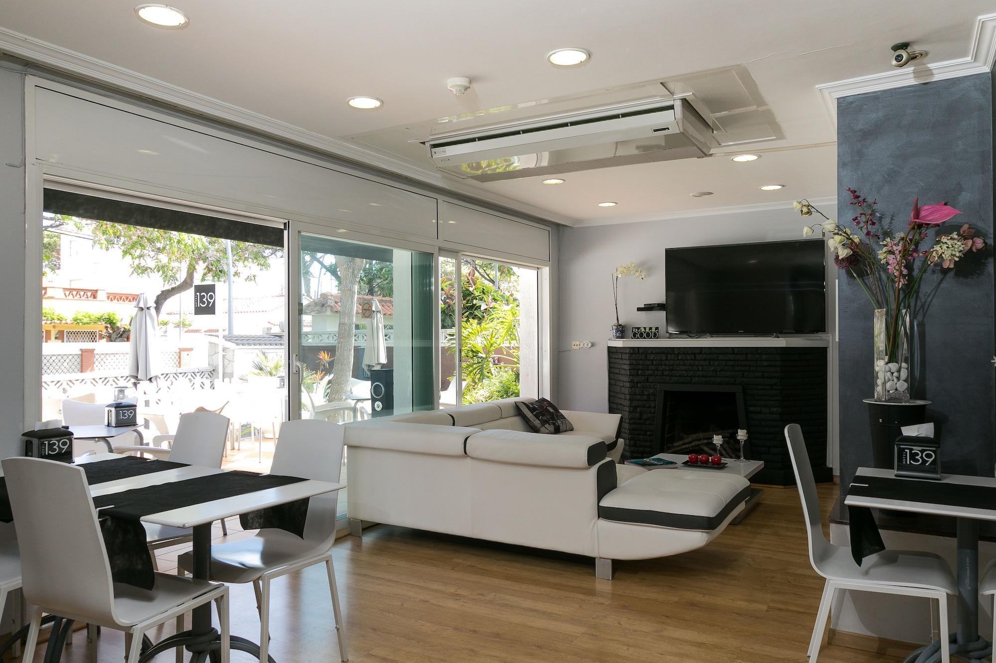 Hotel 139 Castelldefels Buitenkant foto