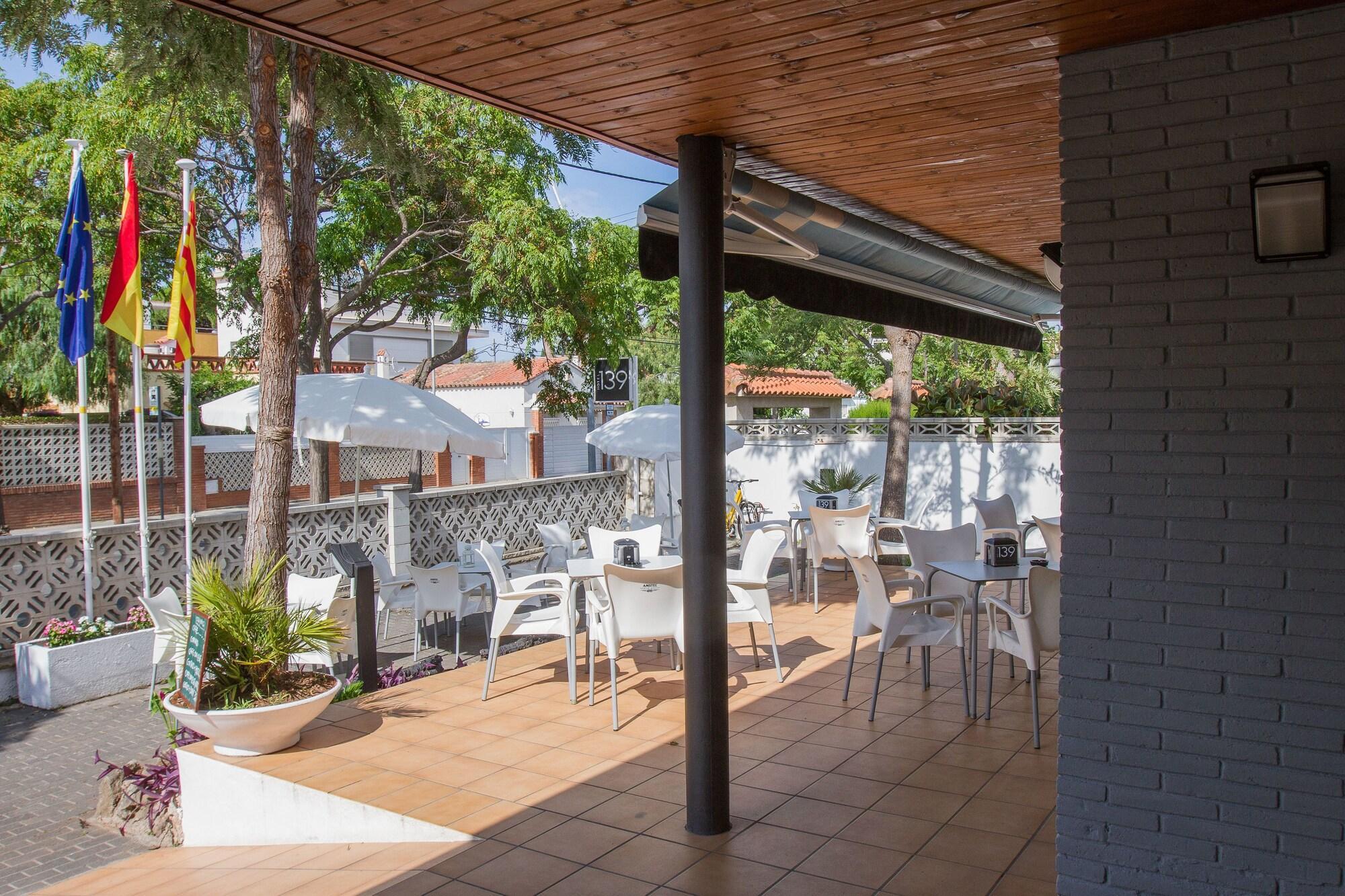 Hotel 139 Castelldefels Buitenkant foto