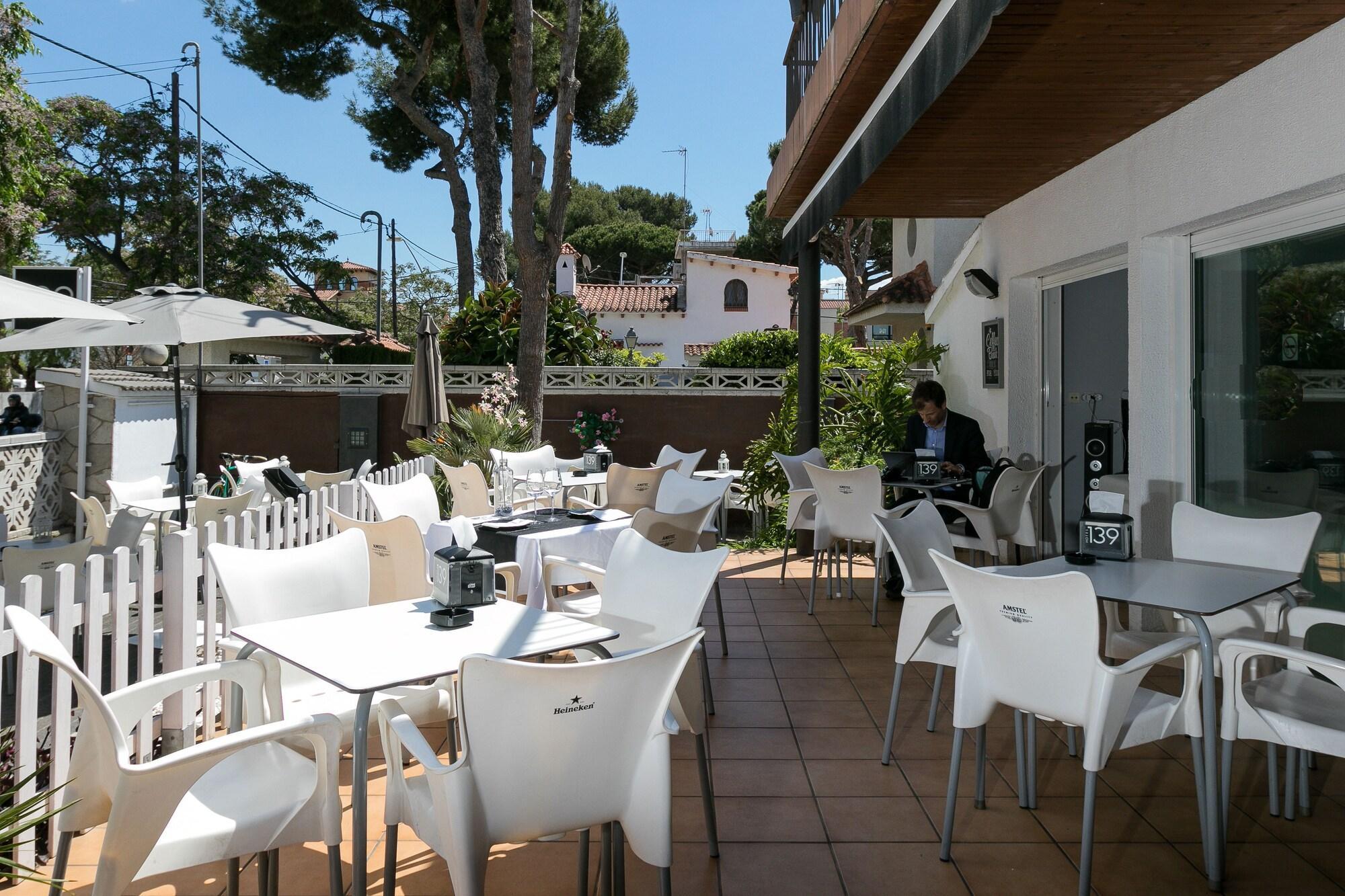 Hotel 139 Castelldefels Buitenkant foto